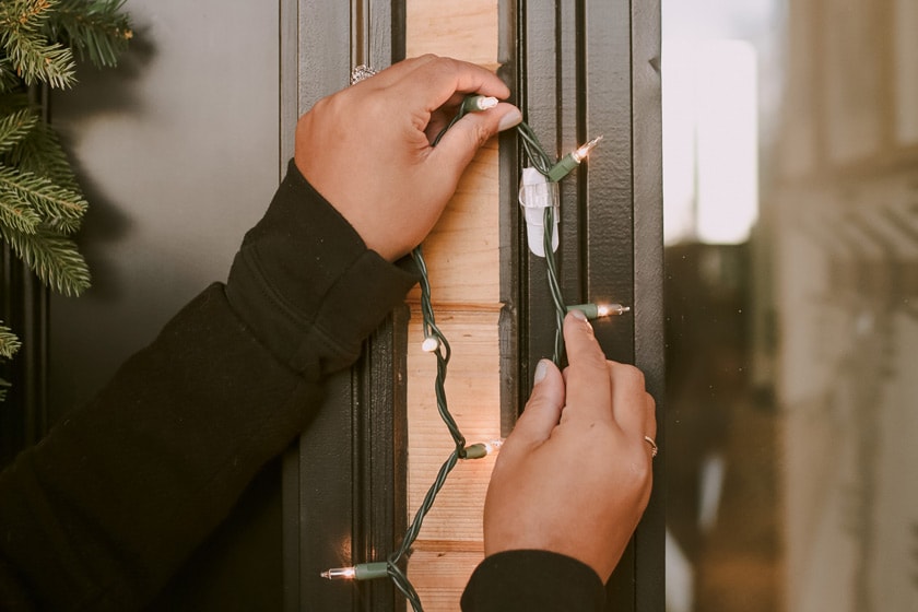 Hänga upp julbelysning utomhus med hjälp av Command™
