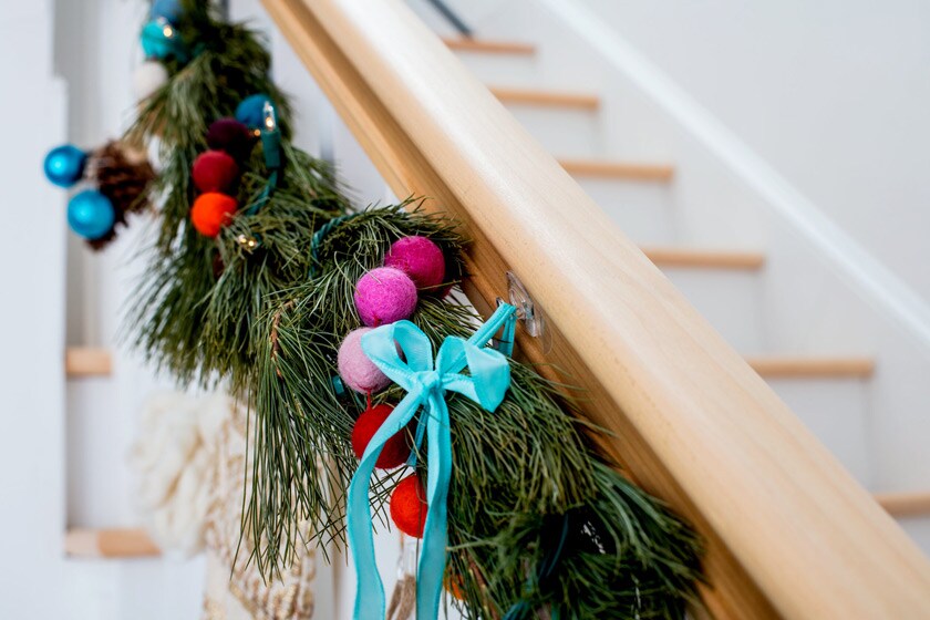 Juldekorationer som hänger på trappräcke
